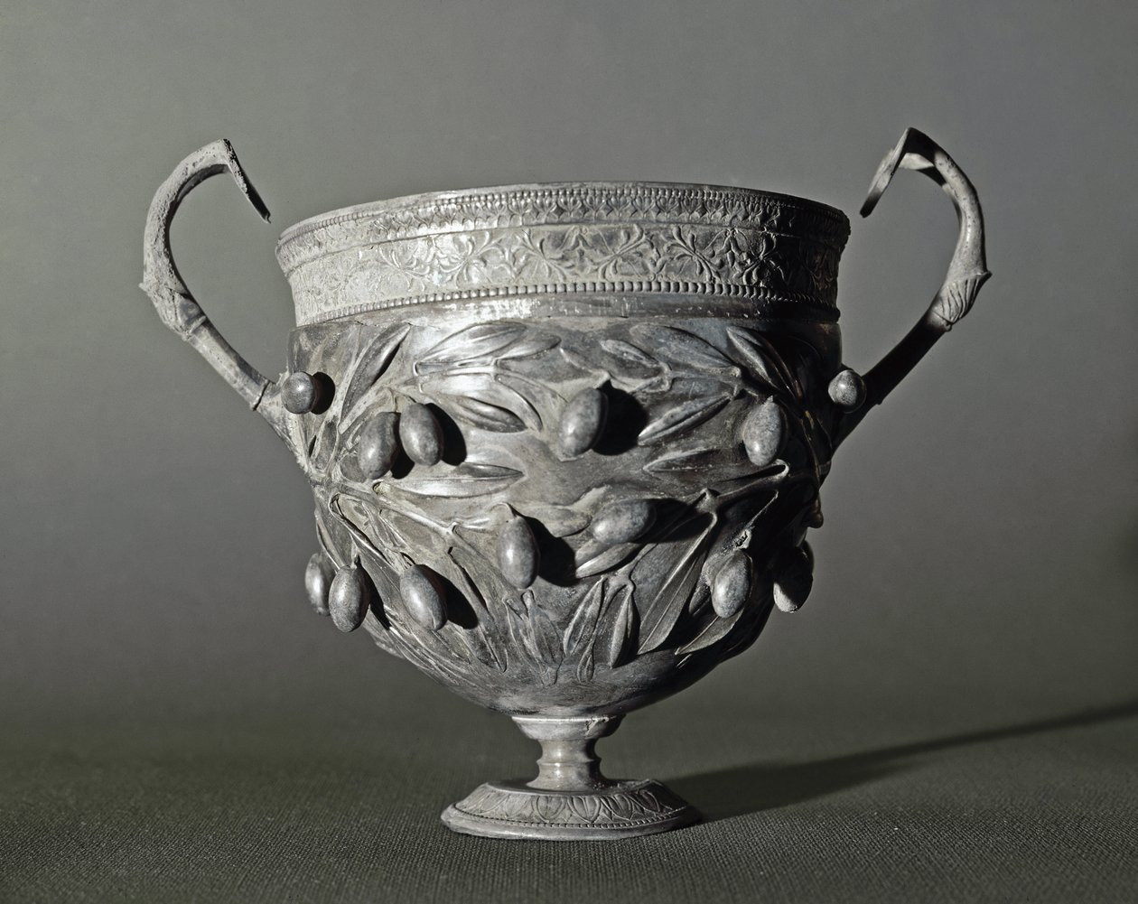 Silver kantharos with olive branch بواسطة رواية
