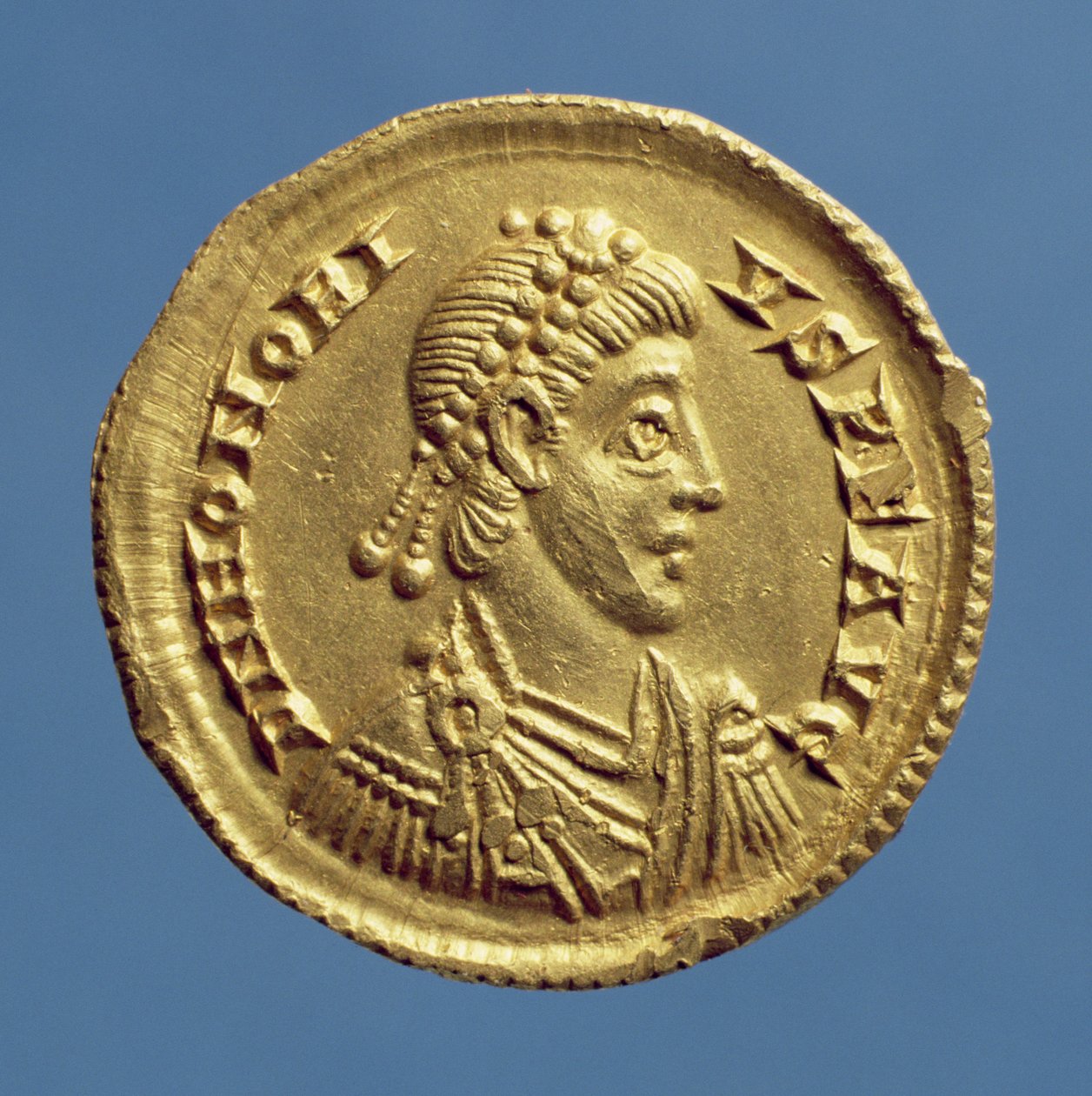 Solidus (الوجه) من Honorius (393-432) ستائر ، محشش ، يرتدي إكليل. نقش: DN HONORIVS PF AVG (ذهبي) بواسطة رواية