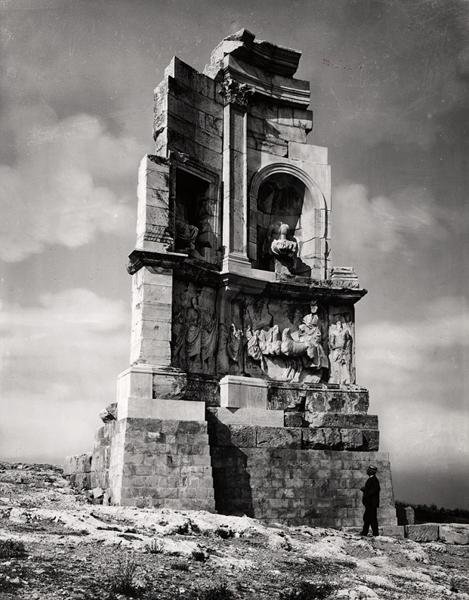 نصب Philopappos (90-115) حوالي 116 (b / w photo) بواسطة رواية