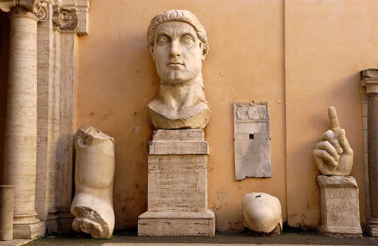 فناء قصر المحافظين (Palazzo dei Conservatori) في Musei Capitolini (Capitolini): أجزاء من تمثال ضخم لقسطنطين يعود تاريخه إلى 313-324 بعد الميلاد (الرخام) بواسطة رواية