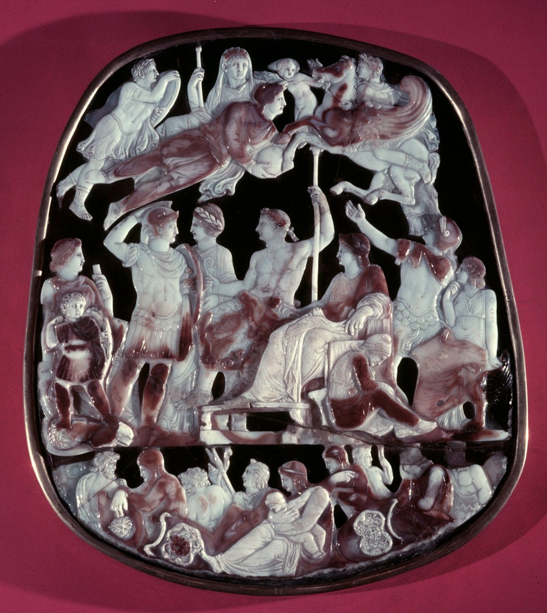 النقش الكبير للكنيسة المقدسة أو Camee of Apotheosis of Augustus: تم تمثيل 24 شخصية ، بما في ذلك الإمبراطور الروماني أوغسطس (في الوسط) ، وقيصر جرمانيكوس ، وتيبري ، ونيرو ، وكاليجولا وليفي (Livia Drusilla Augusta ، 58 قبل الميلاد). في الجزء العلوي بواسطة رواية