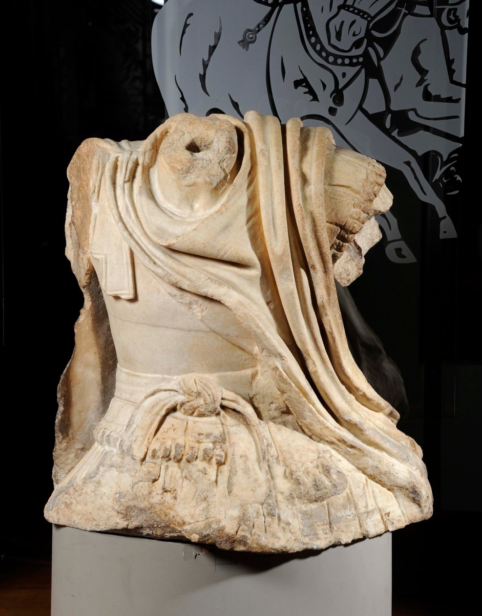 Torso of Lucio Licinio Murena inspired by the horseback Alexander of the bronze group of Lysippos dedicated to Dion, 67 AD (marble) بواسطة رواية