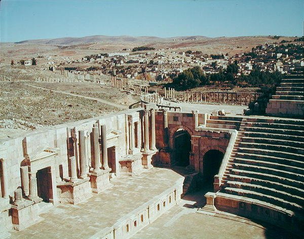 منظر للمسرح الجنوبي ، بني في 90 م بواسطة رواية