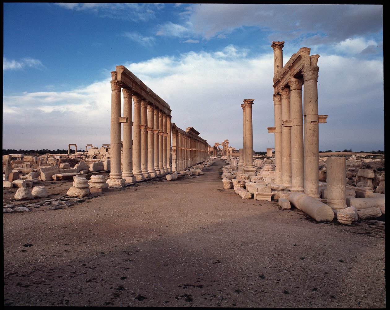 منظر لقاعة الأعمدة الكبيرة والقوس الضخم (أوائل القرن الثالث الميلادي) تصوير فوتوغرافي بواسطة رواية