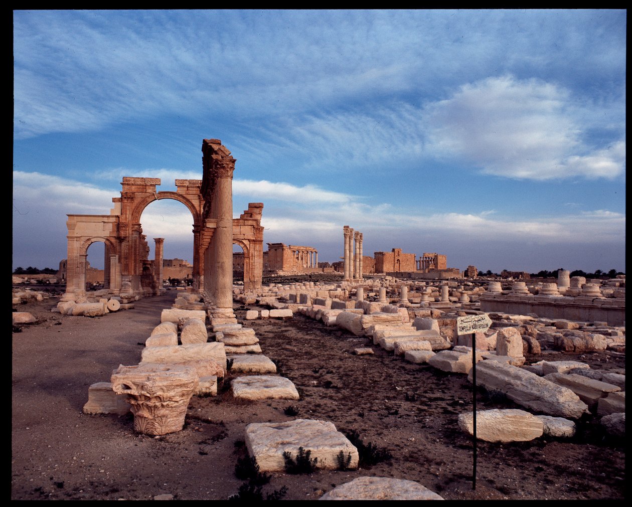 منظر لقاعة الأعمدة الكبيرة والقوس الضخم (أوائل القرن الثالث الميلادي) تصوير فوتوغرافي بواسطة رواية
