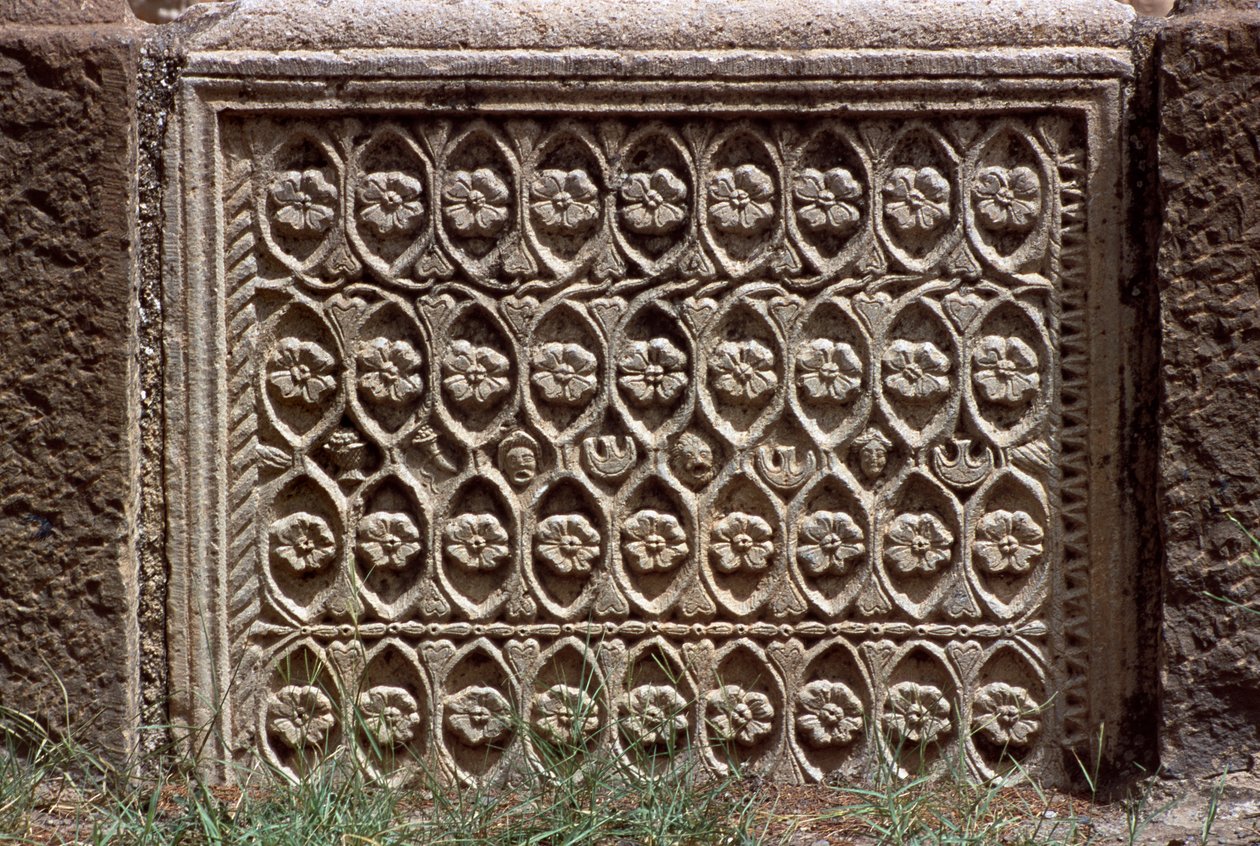 قطعة معمارية بزخرفة منحوتة ، العصر الإمبراطوري العالي (27 ق.م - 395 م) بواسطة الفترة الإمبراطورية الرومانية