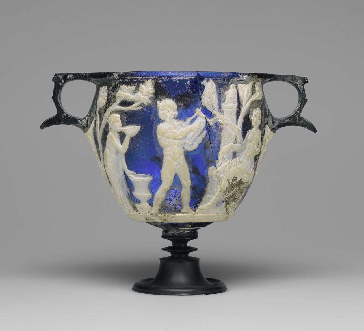 Cameo Glass Skyphos ، c.1 م (زجاج) بواسطة الفترة الإمبراطورية الرومانية
