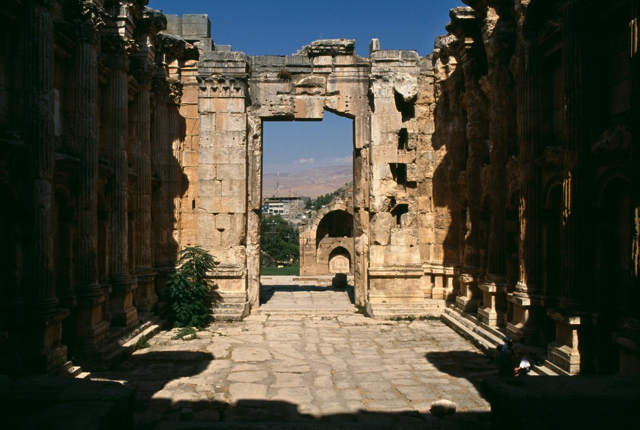 معبد باخوس ، التفاصيل ، منظر من الداخل ، العصر الإمبراطوري العالي (27 ق.م - 395 م) بواسطة الفترة الإمبراطورية الرومانية