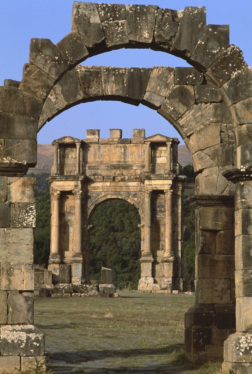 قوس النصر الذي بني على شرف الإمبراطور كاراكالا ، العصر الإمبراطوري العالي (27 ق.م - 395 م) بواسطة الفترة الإمبراطورية الرومانية