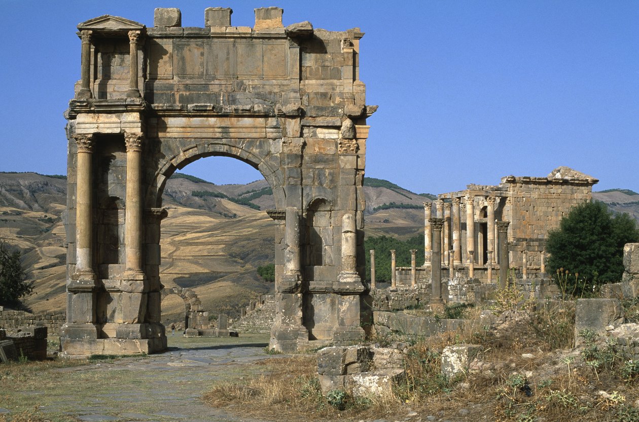 قوس النصر الذي بني على شرف الإمبراطور كاراكالا ، العصر الإمبراطوري العالي (27 ق.م - 395 م) بواسطة الفترة الإمبراطورية الرومانية