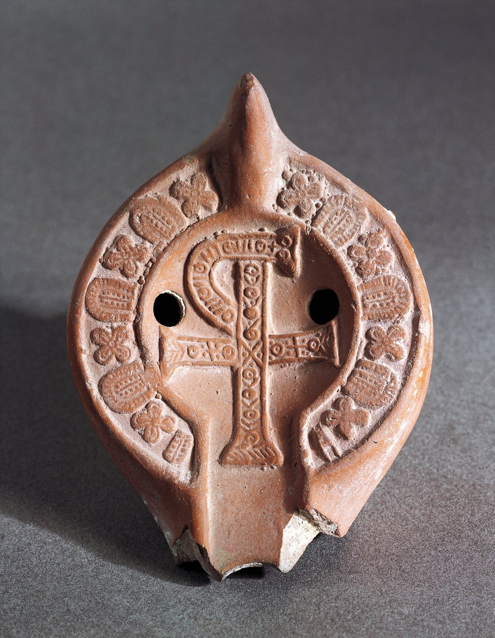 Decorated lamp with Chi-Rho, terracotta بواسطة رومان رومان