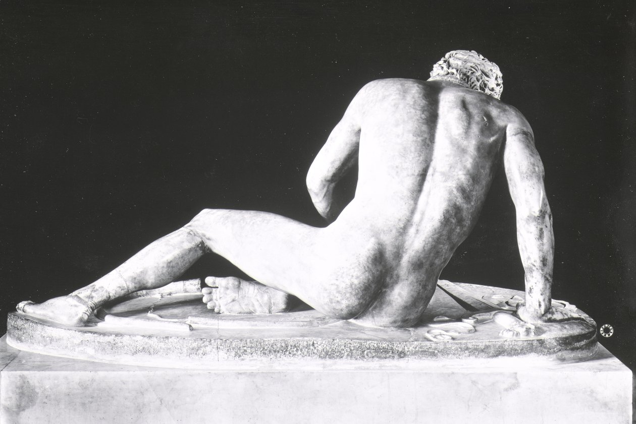 Dying Gaul ، نسخة من أصل يوناني من 230-220 قبل الميلاد من قبل Epigonos (الرخام) (صورة b / w) (منظر خلفي) بواسطة رومان رومان