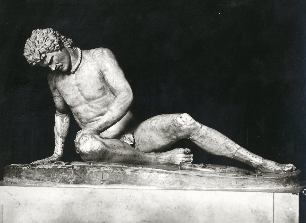 Dying Gaul ، نسخة من أصل يوناني من 230-220 قبل الميلاد من قبل Epigonos (الرخام) (b / w photo) بواسطة رومان رومان