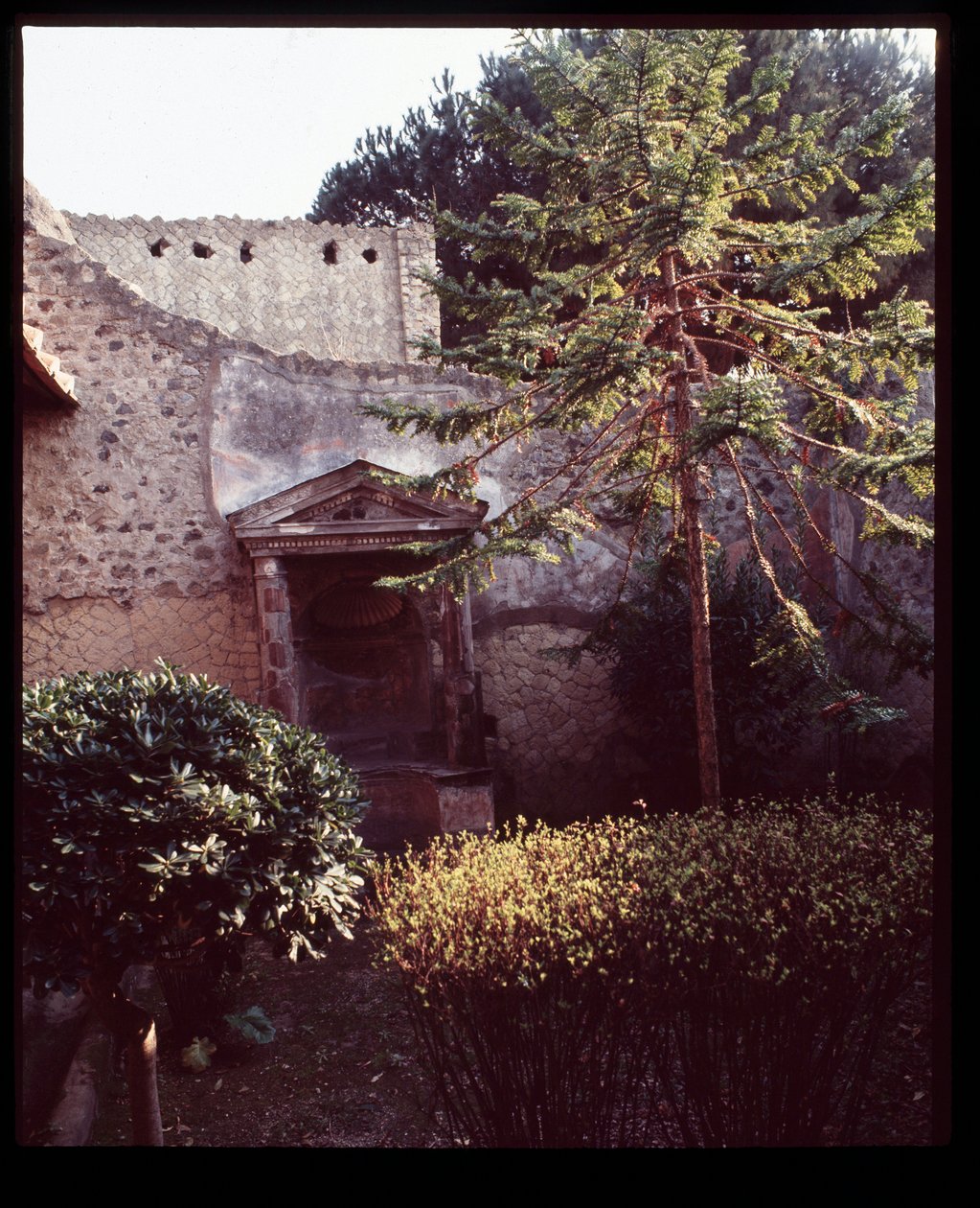 Lararium of Casa del Mobilio Carbonizzato (بيت الأثاث المحمر) ، القرن الخامس قبل الميلاد - القرن الأول الميلادي بواسطة رومان رومان