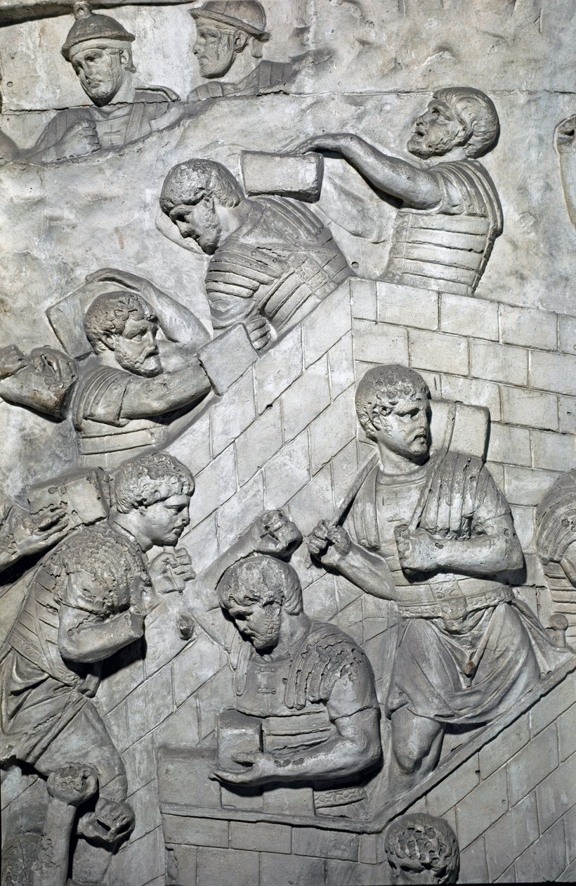 الفن الروماني: "" بناء حصن في المعسكر الروماني "" قالب عام 1862 يعيد إنتاج النقوش البارزة لعمود تراجان (عمود تراجان) (كولونا ترايانا) في روما الذي بني في عهد الإمبراطور تراجان (53-117) . يحتفل عمود Trajane بذكرى ر بواسطة رومان رومان