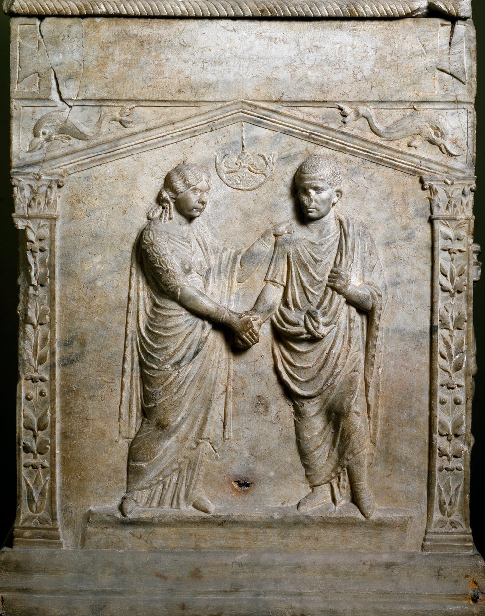 الفن الروماني: مذبح جنائزي يزين مشهد الزفاف (Junctio dextrarum). الغائر. روما ، متحف ناسيونالي رومانو بواسطة رومان رومان