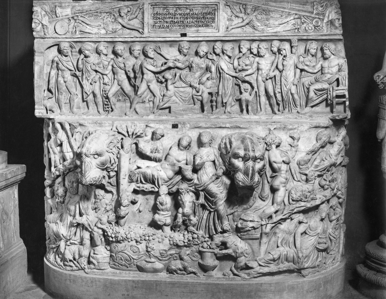 تابوت يصور وفاة Alcestis (الرخام) (b / w photo) بواسطة رومان رومان