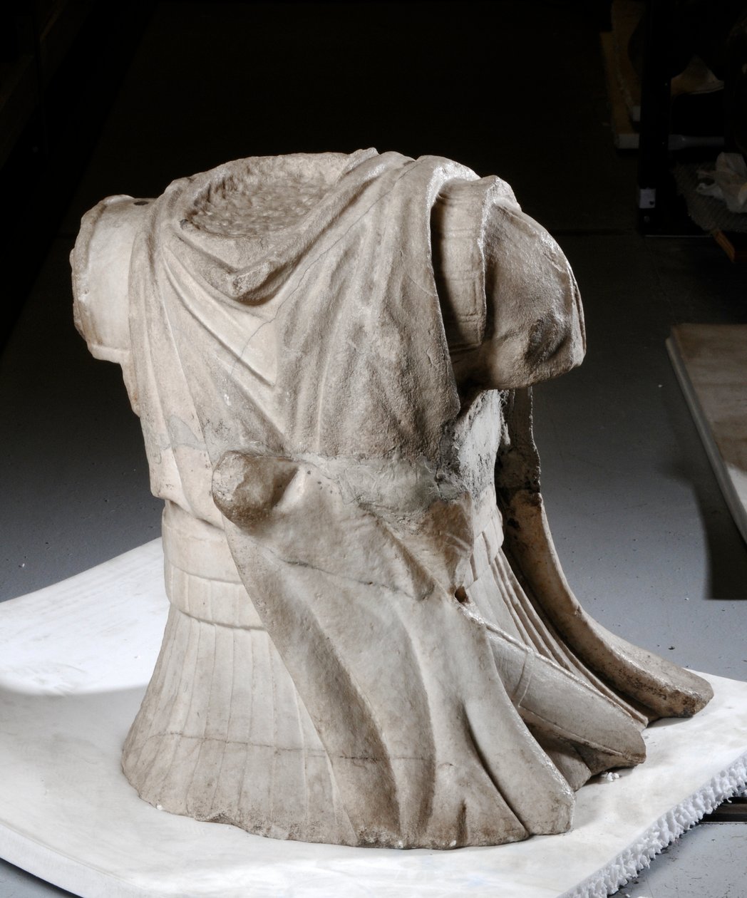 Sculpted torso of a cavalryman with heavy worn cloak (marble) بواسطة رومان رومان