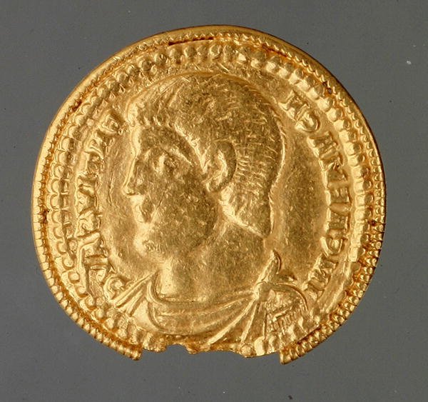 Solidus of Magnentius ، وجدت في Kirchberg ، حوالي 350-353 (ذهب) بواسطة رومان رومان