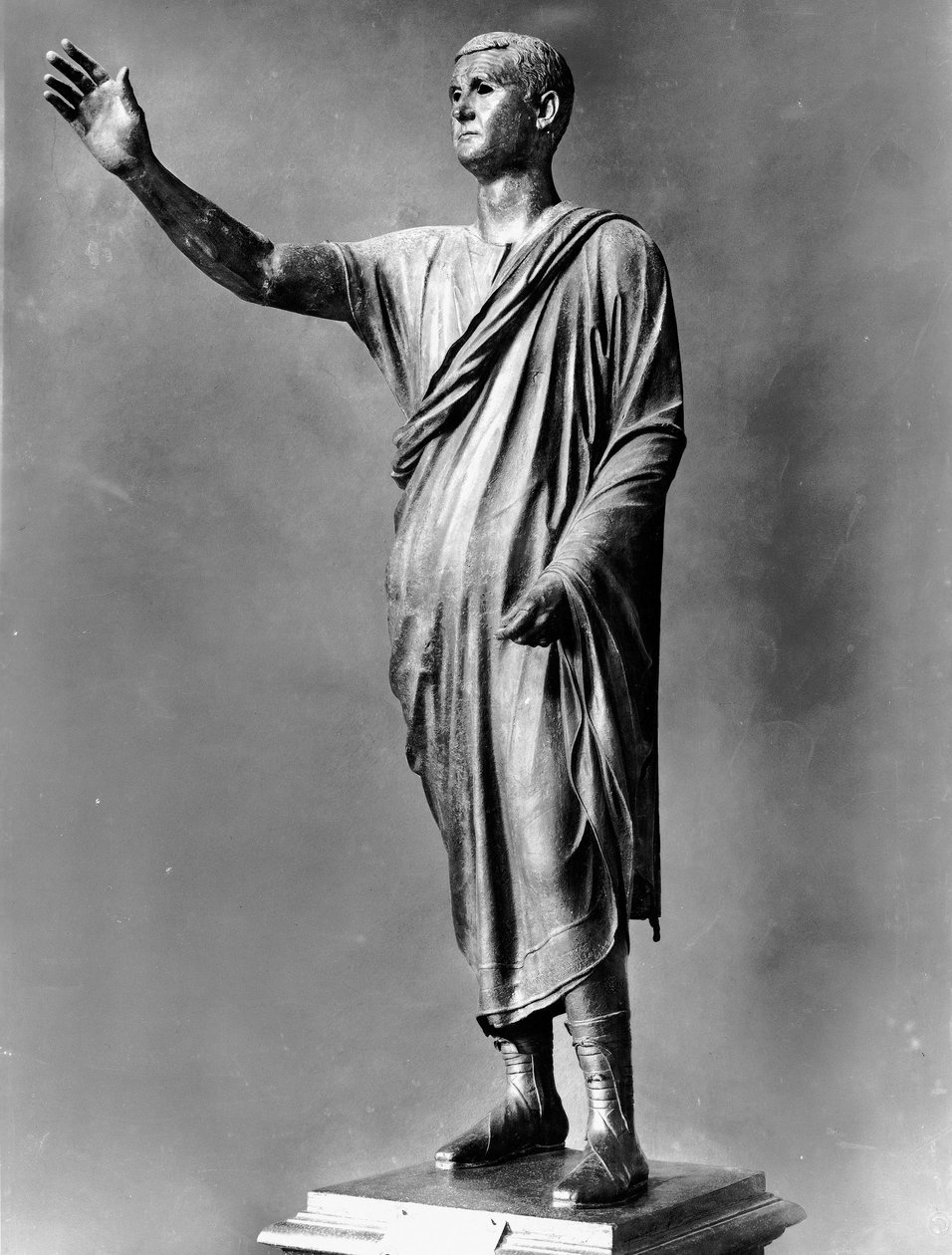 Statue of a Roman Orator (bronze) بواسطة رومان رومان