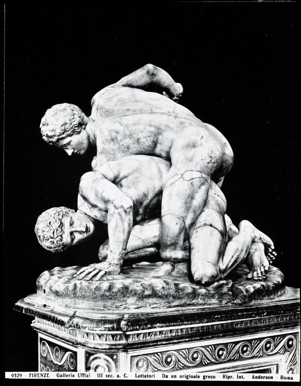The Wrestlers, after a Greek original of the 3rd century BC (marble) (b/w photo) (see also 31428 بواسطة رومان رومان
