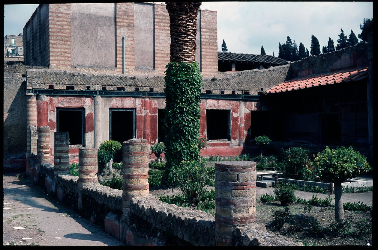 حديقة casa dell'atrio في موزايكو ، القرن الخامس قبل الميلاد - القرن الأول الميلادي بواسطة رومان رومان