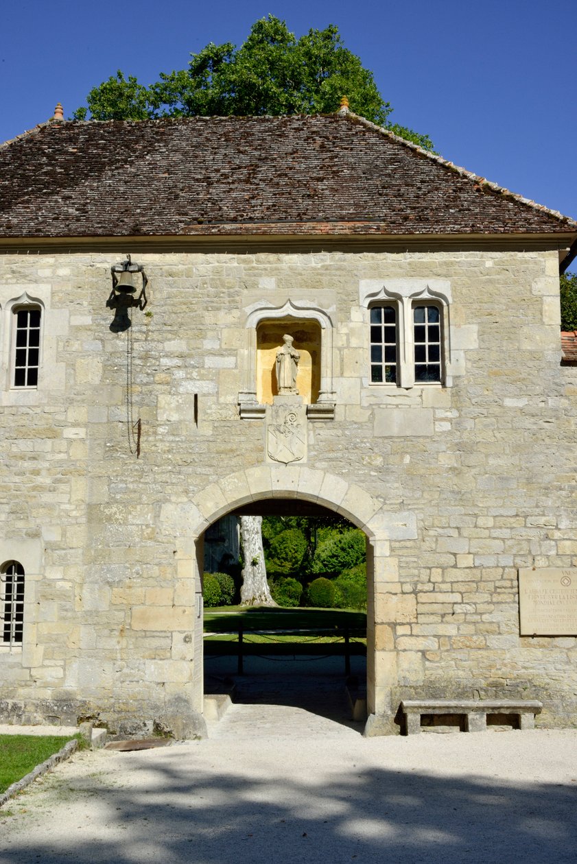 العمارة الرومانية: منظر لمدخل دير Cistercian في Fontenay ، بورغوندي بواسطة رومانيسك