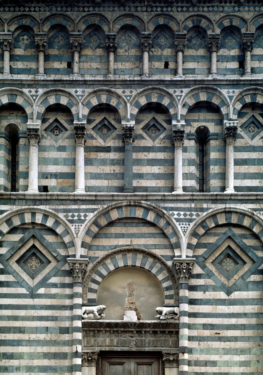 Romanesque art: detail of the polychrome facade بواسطة رومانيسك