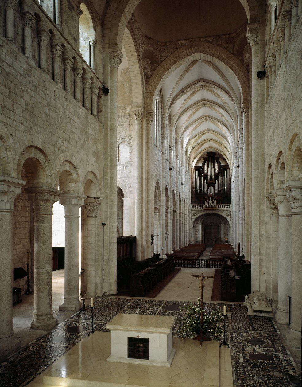 الفن الروماني: منظر داخلي لكنيسة Saint Benoit sur Loire (Loiret) التي بنيت بين القرنين الحادي عشر والثالث عشر. بواسطة رومانيسك