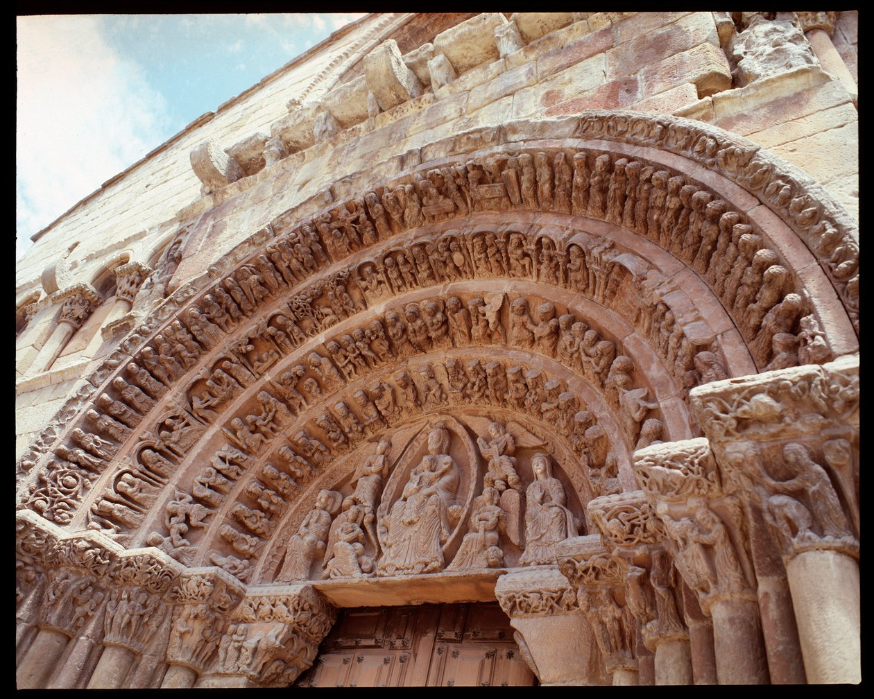 الفن الروماني: طبلة لكنيسة سانت دومينيكا (Iglesia de Santo Domingo ، St Dominic Church Tympanum) من القرن الثاني عشر سوريا ، إسبانيا بواسطة رومانيسك