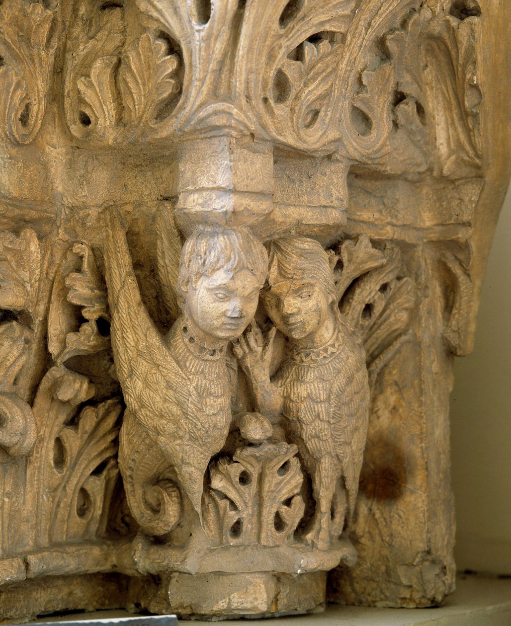 قمة تزين صفارات الإنذار والطيور على غرار تلك الموجودة في كنيسة Saint Loup de Naud (Seine and Marne) 1170. Paris، Museum of Monuments english بواسطة رومانيسك