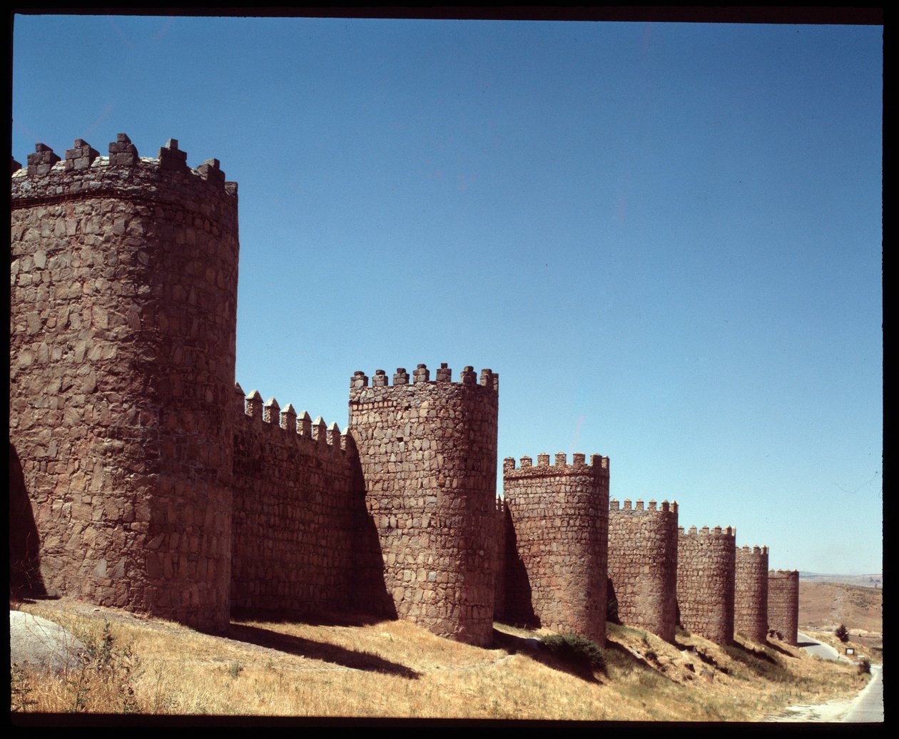 منظر لأسوار أفيلا ، إسبانيا (منظر لأسوار أفيلا ، إسبانيا) بواسطة رومانيسك