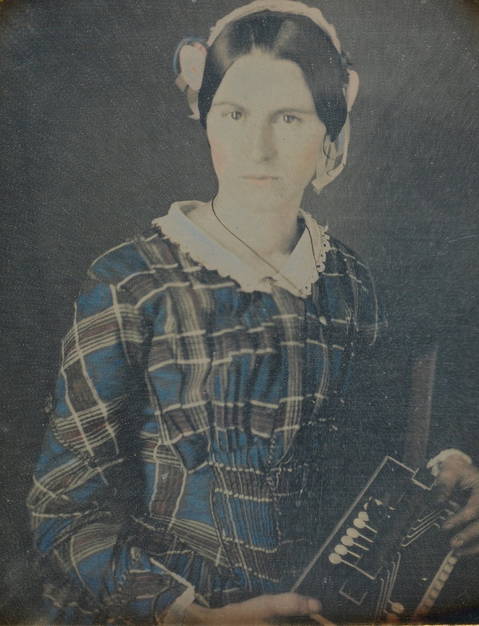 امرأة مع الأكورديون daguerreotype ، 1840. بواسطة رون فاساند