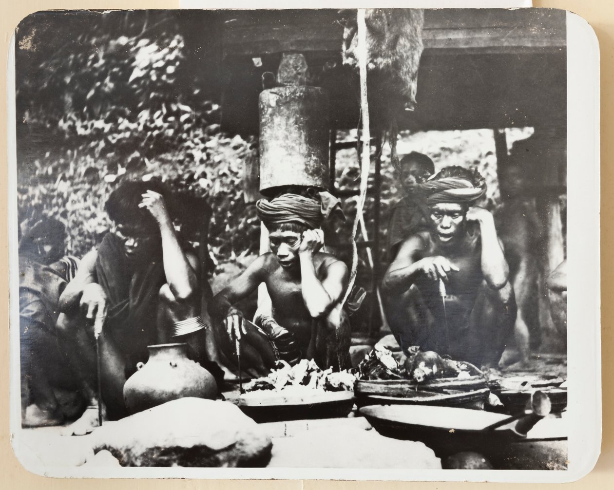 كهنة Ifugao خلال احتفال ديني ، 1910 (b / w photo) بواسطة روي بارتون