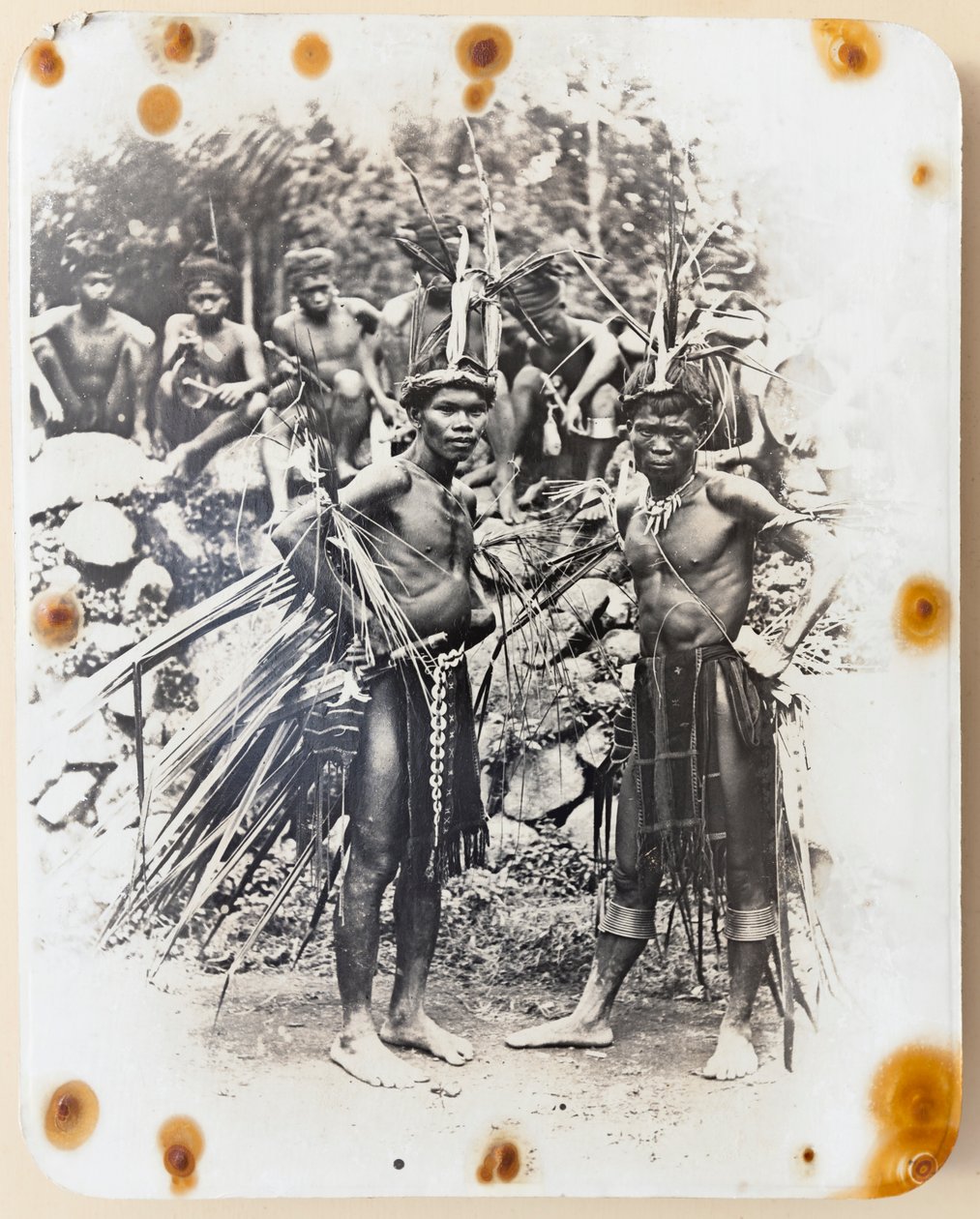 اثنان من Ifugao يرتديان ملابس رقص قتال الديك بواسطة روي بارتون