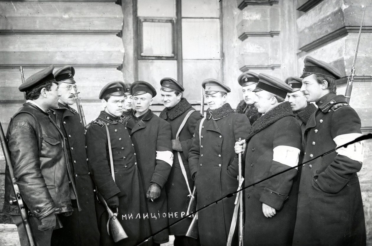 مجموعة من الطلاب يعملون كرجال ميليشيا ، سان بطرسبرج ، 1917 بواسطة مصور روسي