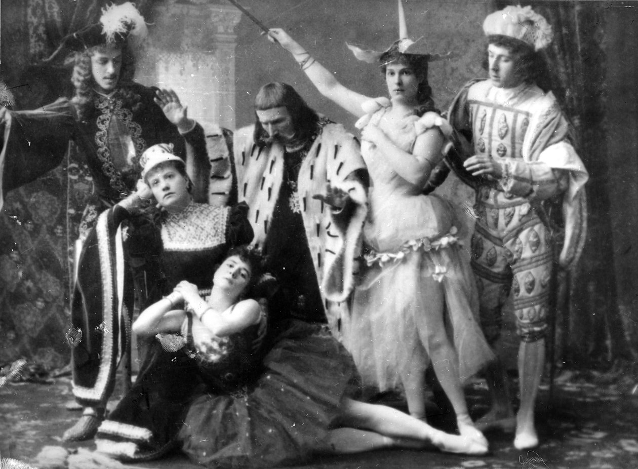 مشهد من الأداء الأول لباليه تشايكوفيسك The Sleeping Beauty في مسرح Mariinsky ، مع Karlotta Brianza في جزء Aurora ، 1890 بواسطة مصور روسي