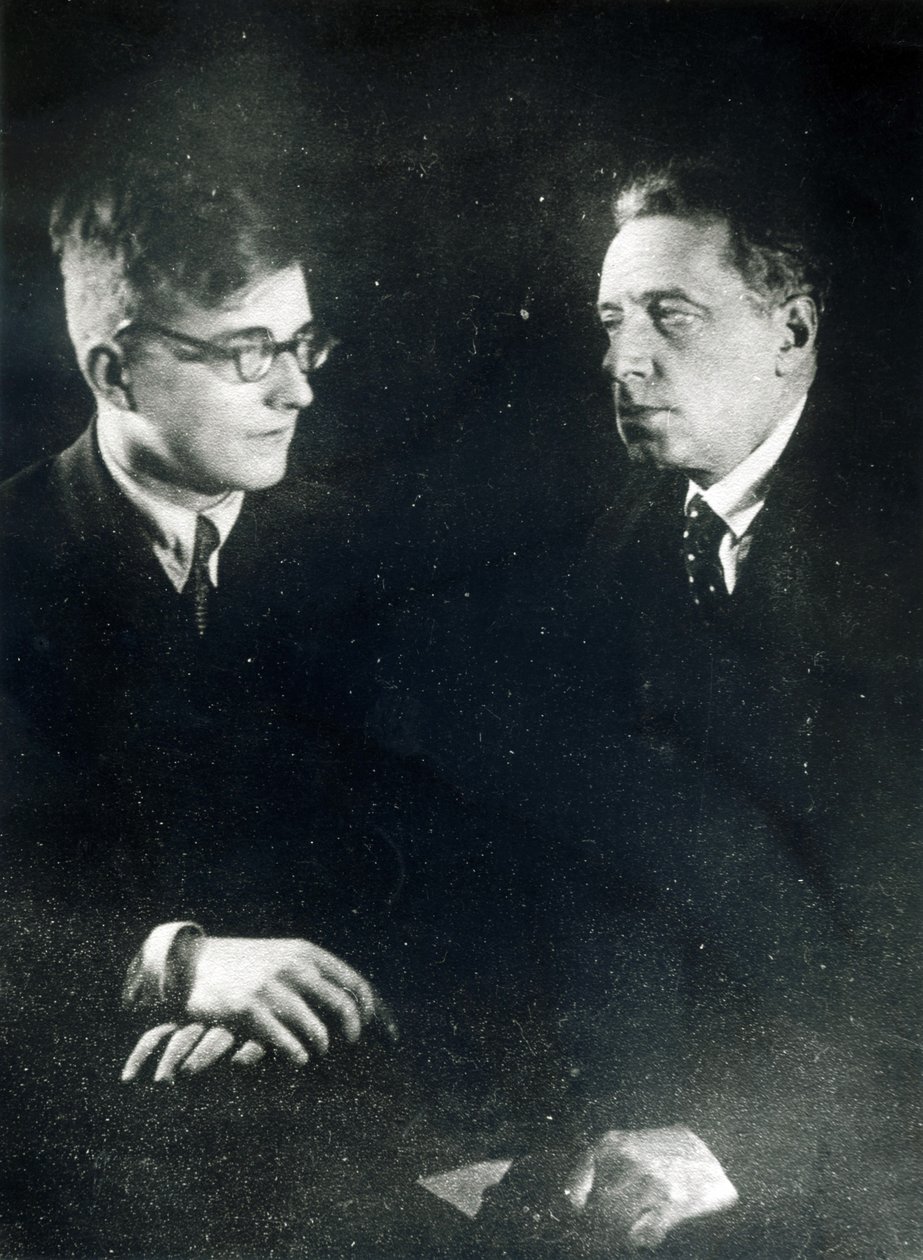 الملحن دميتري شوستاكوفيتش مع المخرج والمنتج Vsevelod Meyerhold ، c.1930 بواسطة مصور روسي