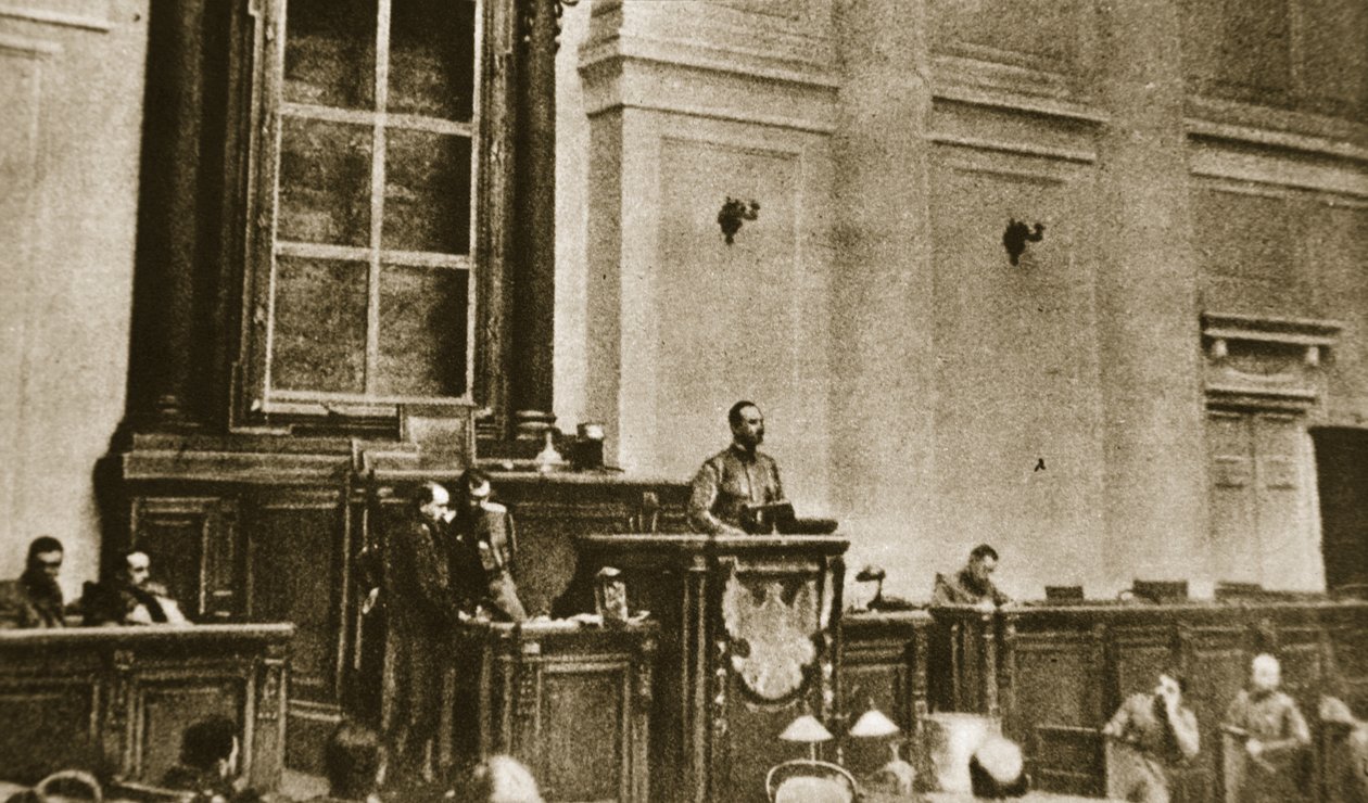 الدورة الأولى لمجلس الدوما السوفيتي ، 1917 (صورة بني داكن) بواسطة مصور روسي