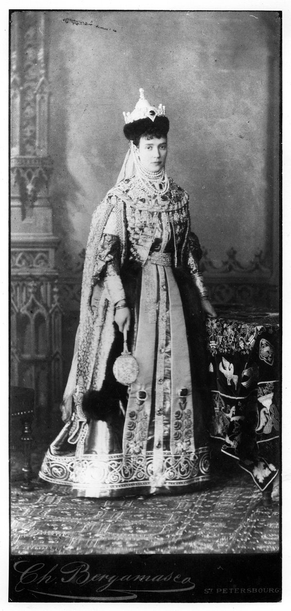 ماريا فيودوروفنا ترتدي الزي الروسي التقليدي ، 1860s بواسطة مصور روسي