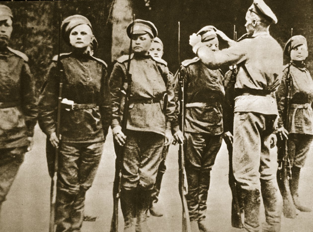 أعضاء من كتيبة الموت الروسية الأولى ، 1917 (صورة بني داكن) بواسطة مصور روسي