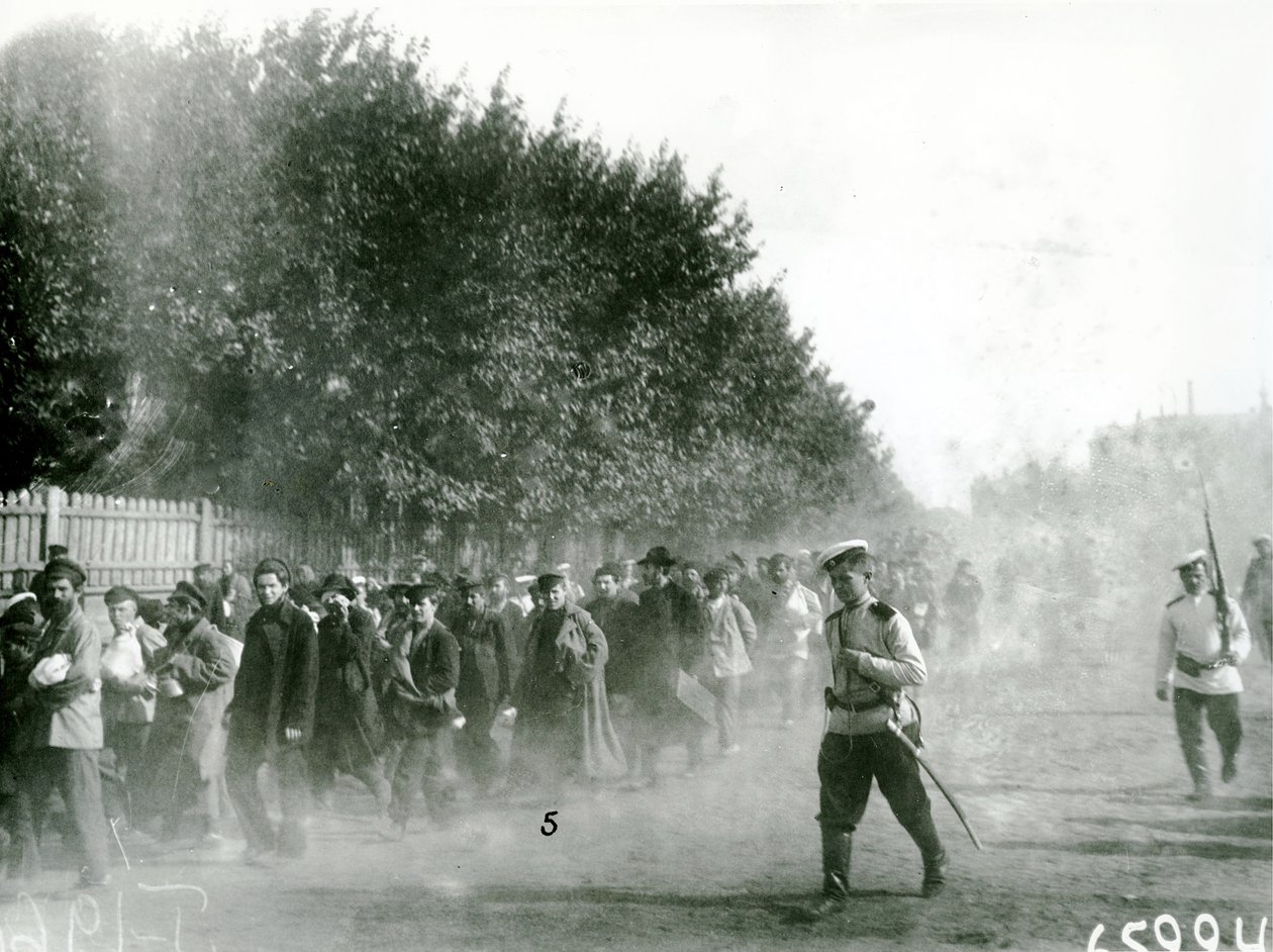 مرافقة السجناء السياسيين عبر سان بطرسبرج ، 1906 بواسطة مصور روسي