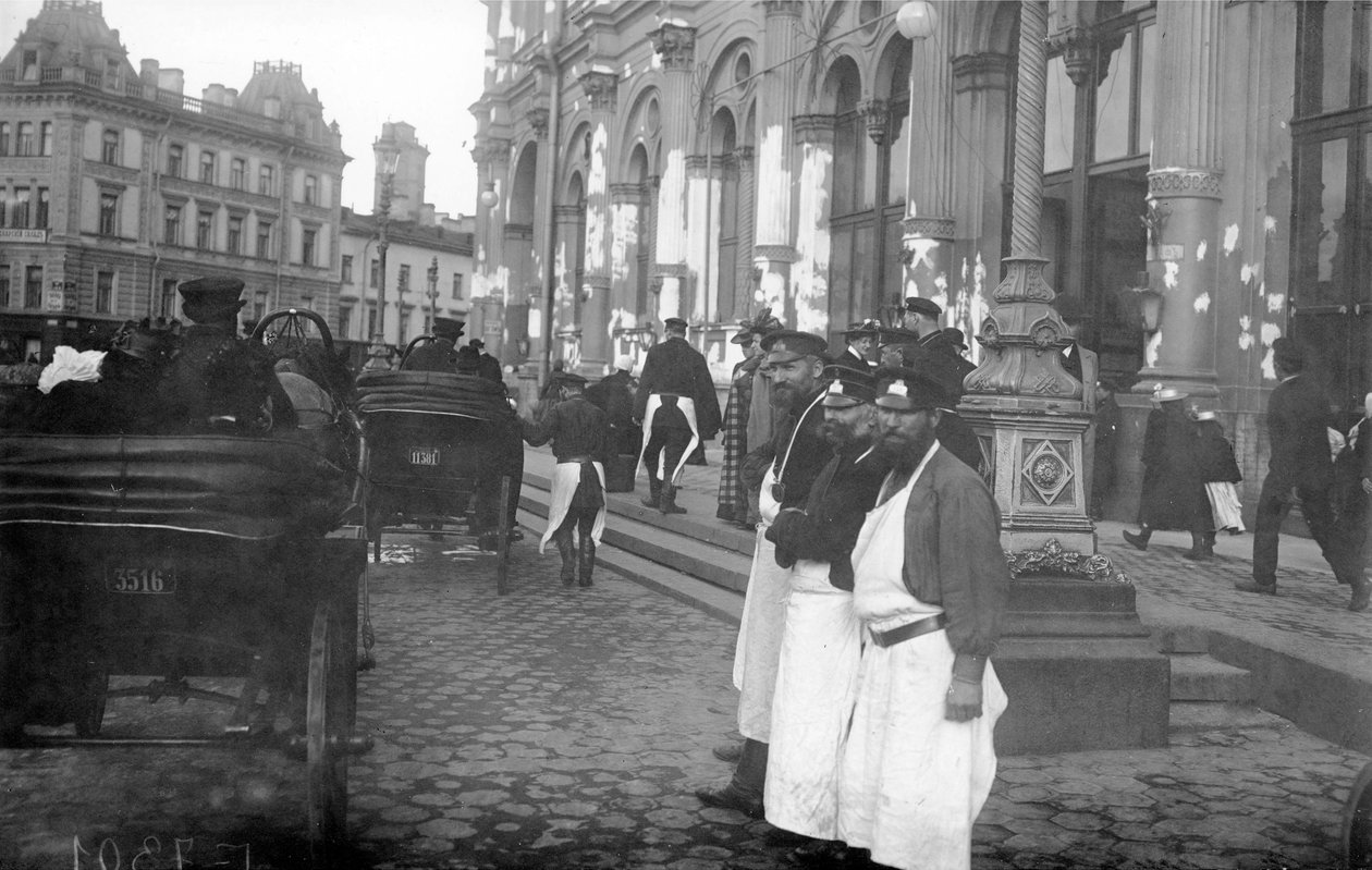 الحمالين والركاب خارج محطة نيكولاس للسكك الحديدية ، نيفسكي بروسبكت ، سانت بطرسبرغ ، 1913 بواسطة مصور روسي