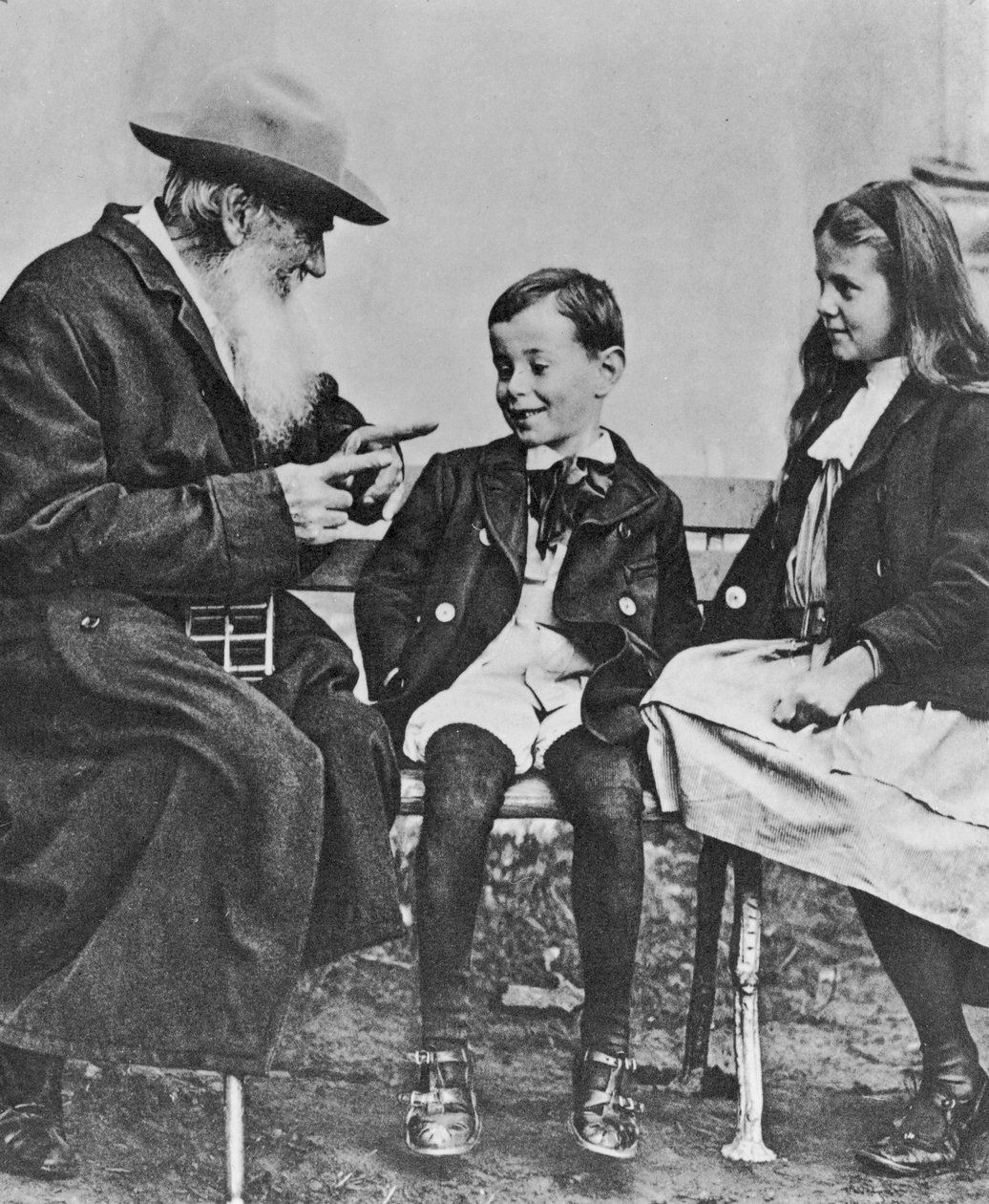 صورة ليف نيكولايفتش تولستوي (1828-1910) مع أحفاده (انظر أيضًا 105767) بواسطة مصور روسي