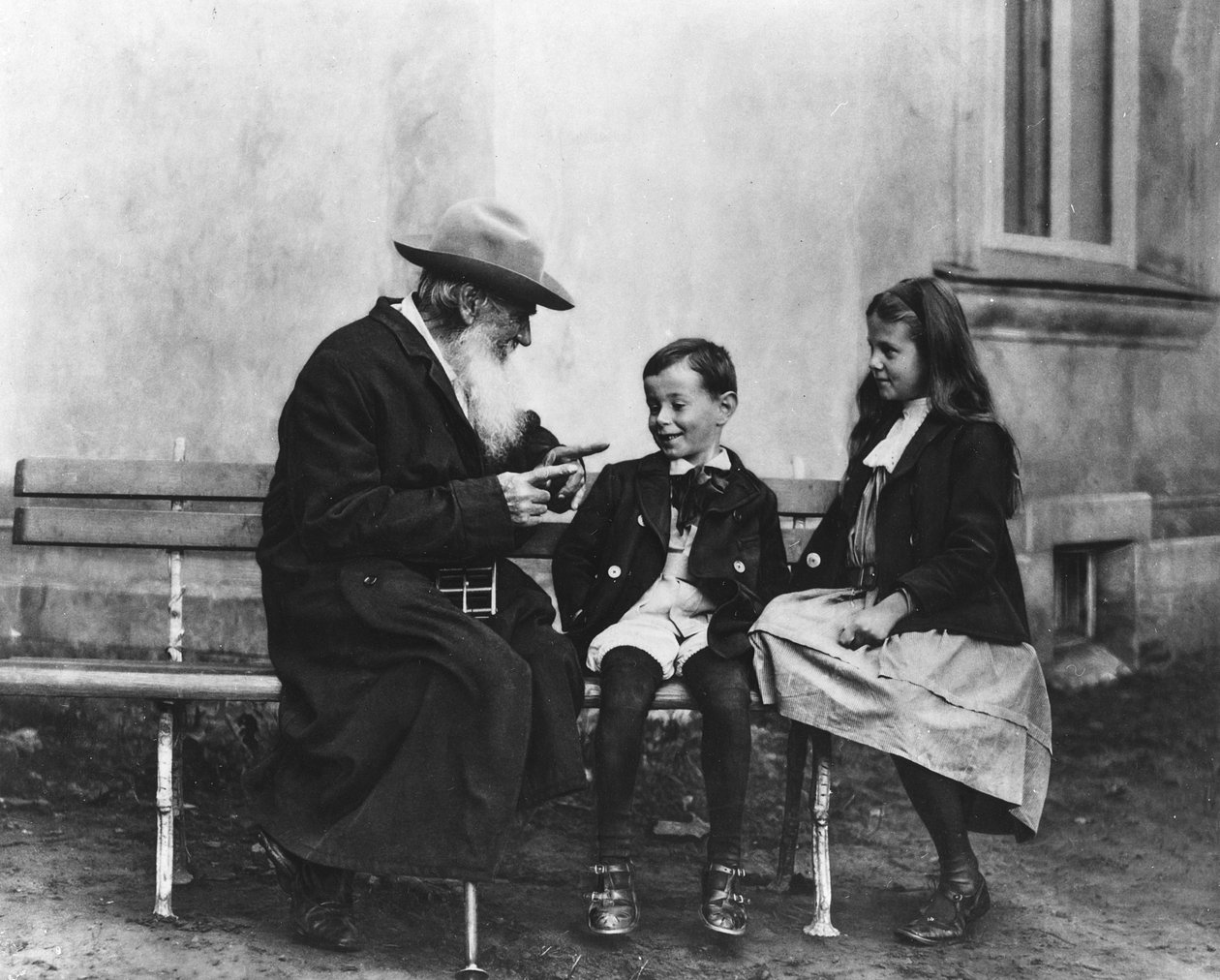 صورة ليف نيكولايفتش تولستوي (1828-1910) مع أحفاده (انظر أيضًا 230155) بواسطة مصور روسي