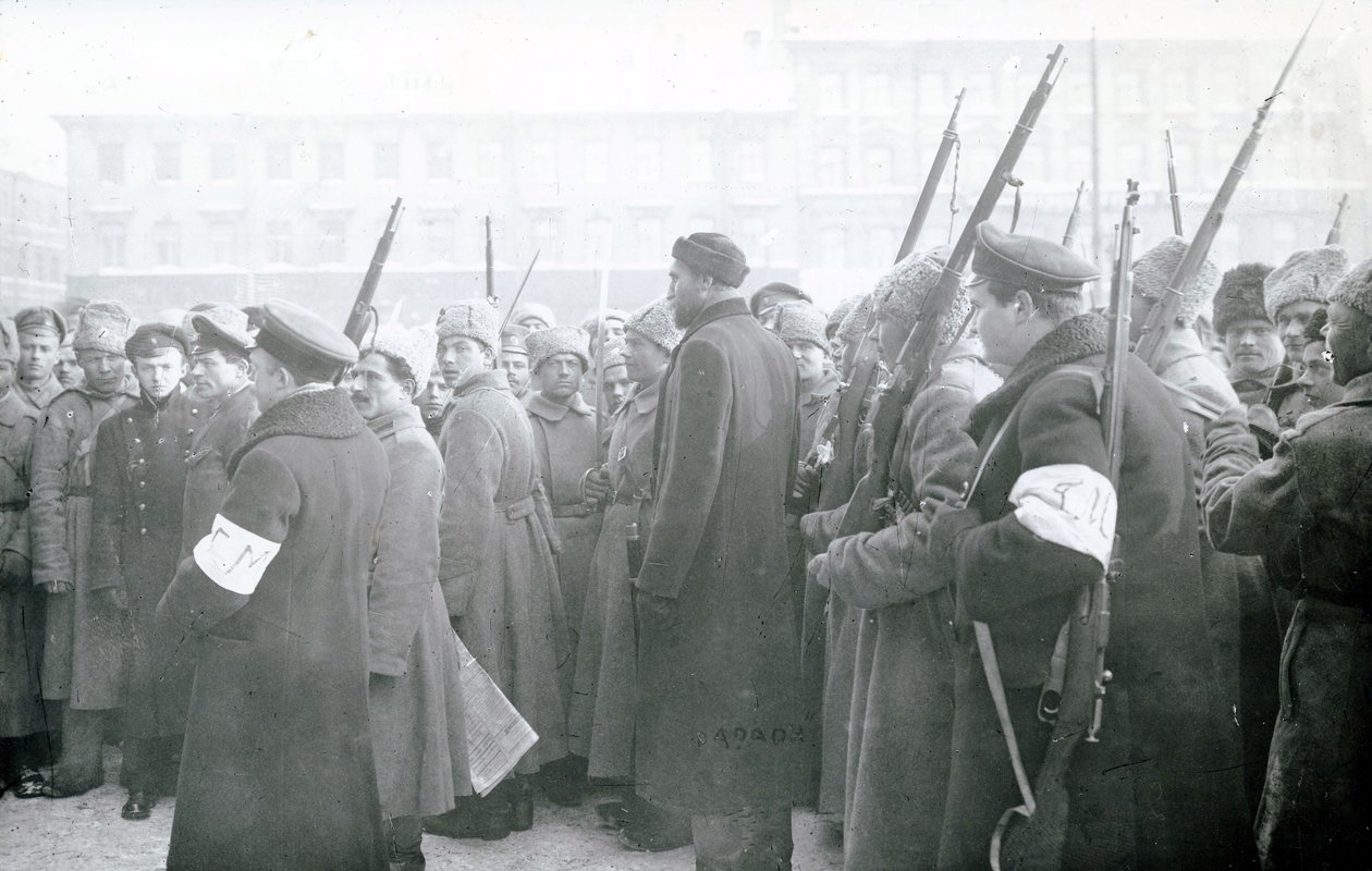 الميليشيا الثورية تعتقل رجال الشرطة ، فبراير 1917 بواسطة مصور روسي