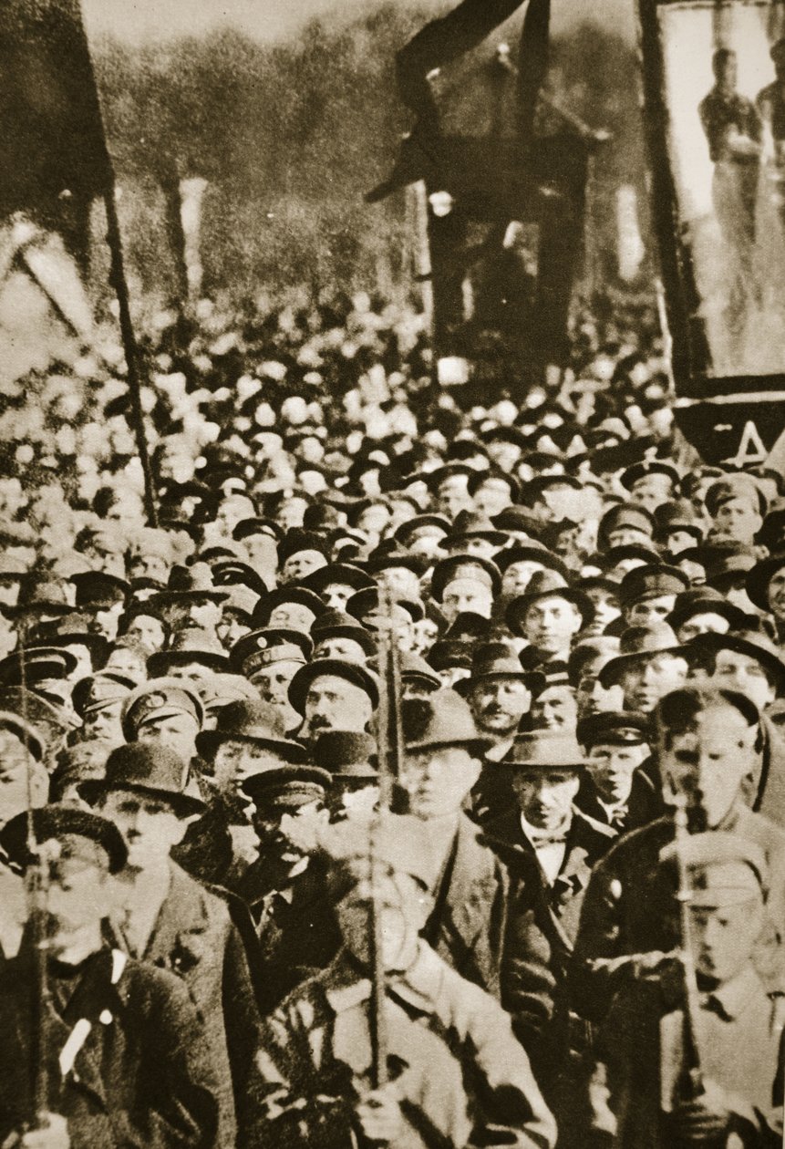 الثوار في بتروغراد ، 1917 (صورة بني داكن) بواسطة مصور روسي