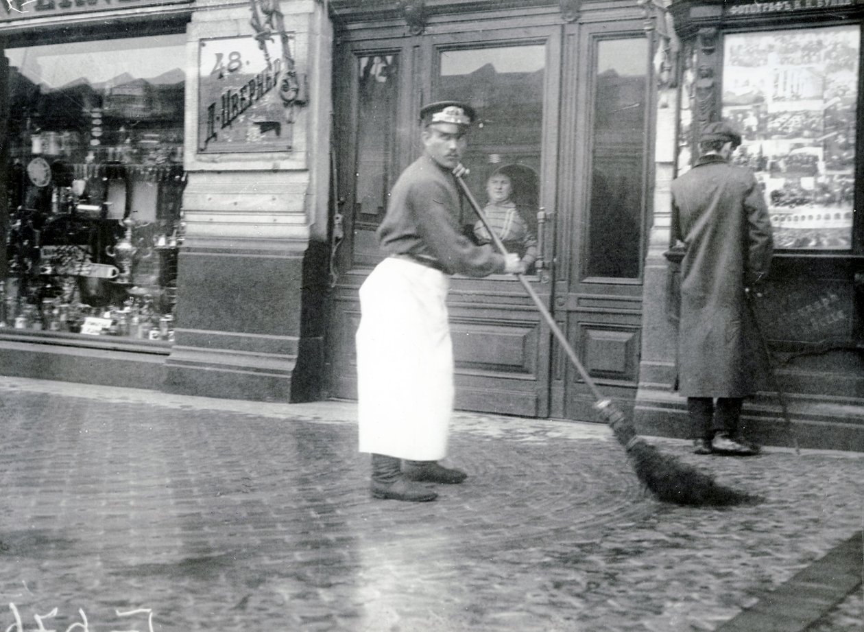 سيارة كنس الشوارع في شارع نيفسكي بروسبكت ، سان بطرسبرج ، 1913 بواسطة مصور روسي
