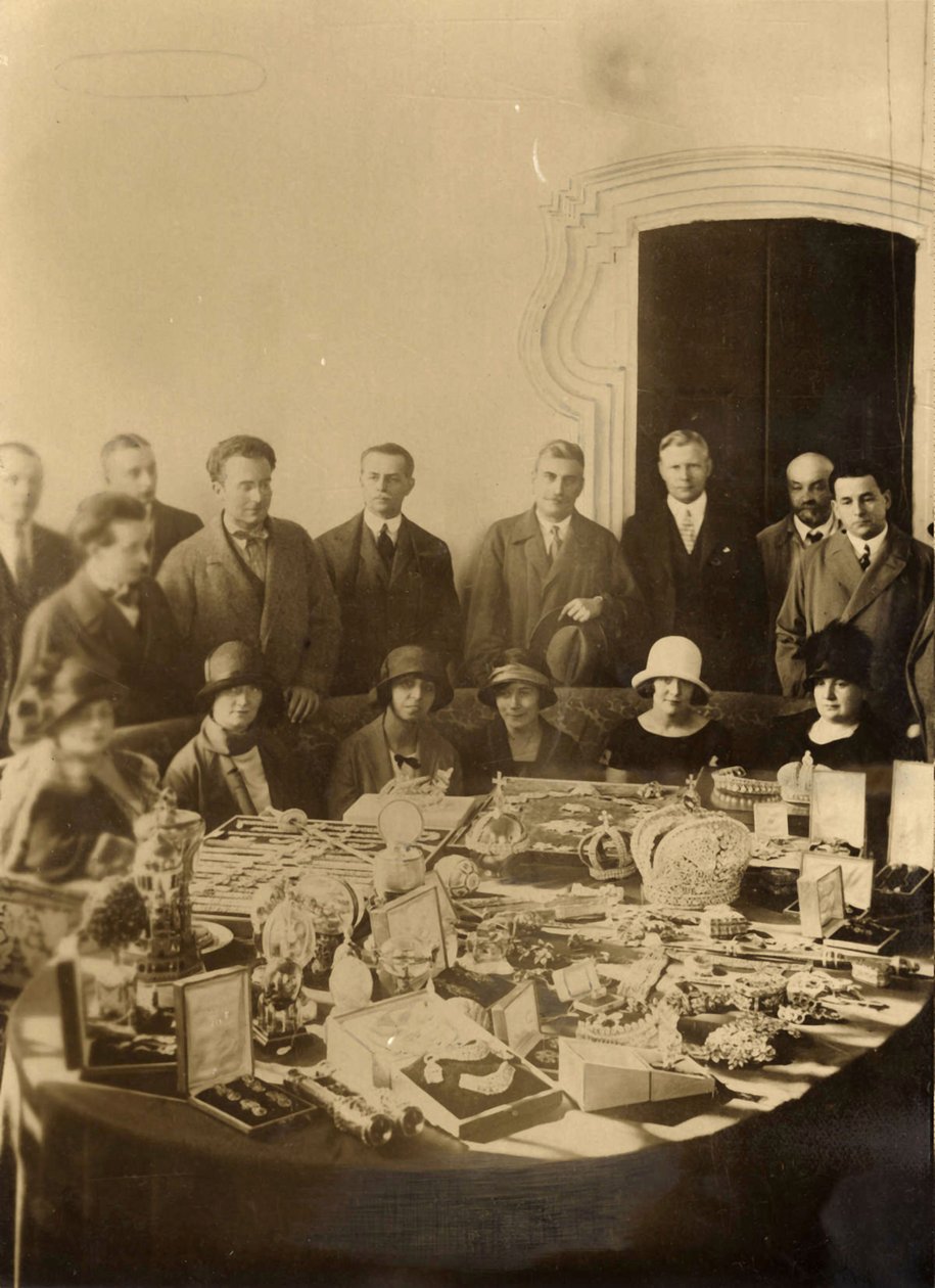 جواهر التاج الروسية يجري إعدادها للبيع إلى دول أجنبية ، 1925 بواسطة مصور روسي