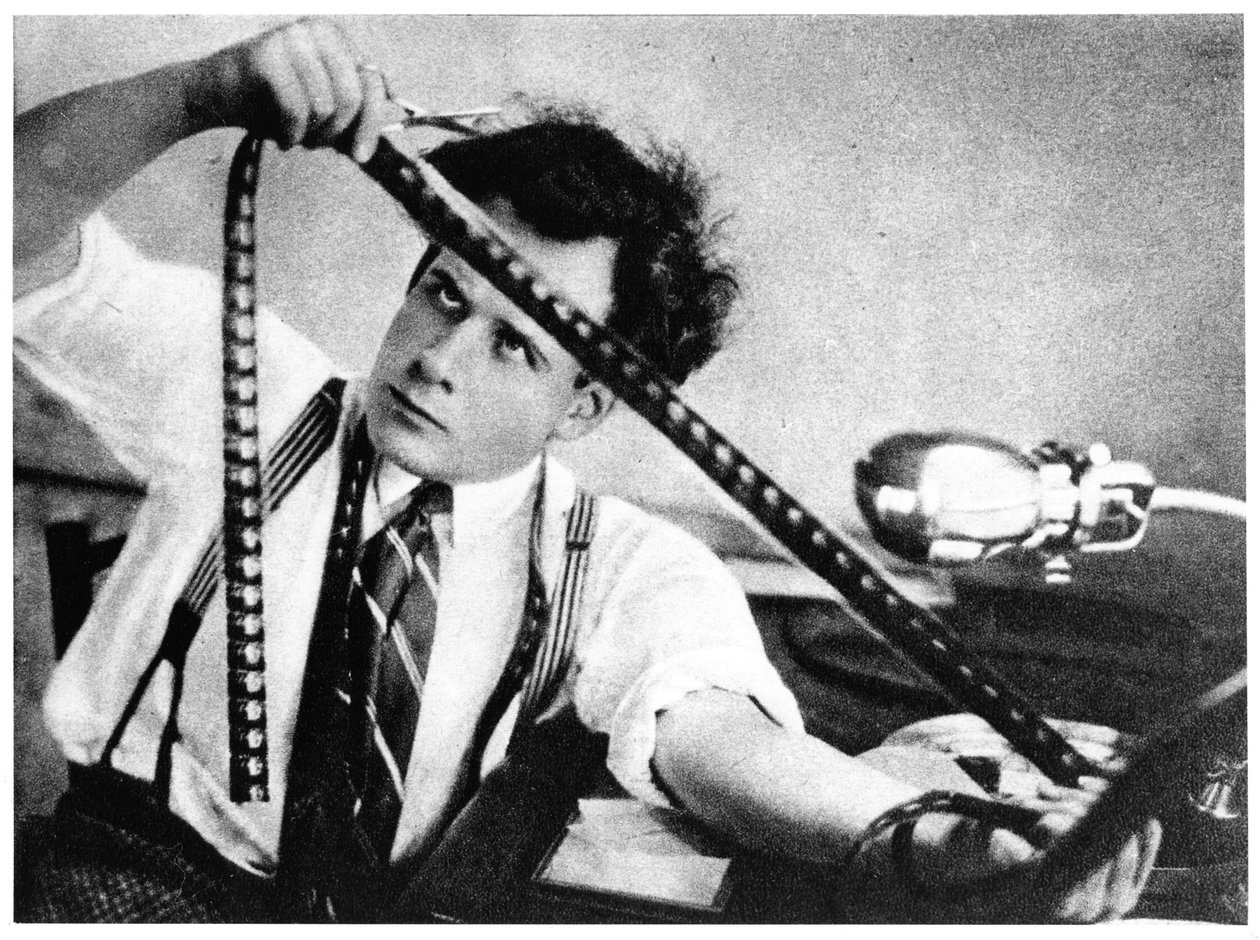 سيرجي آيزنشتاين (1898-1948) تحرير الفيلم أكتوبر 1928 ، من سيرج آيزنشتاين ، انعكاسات دون سينست ايست ، نشر في موسكو ، 1958 بواسطة مصور روسي